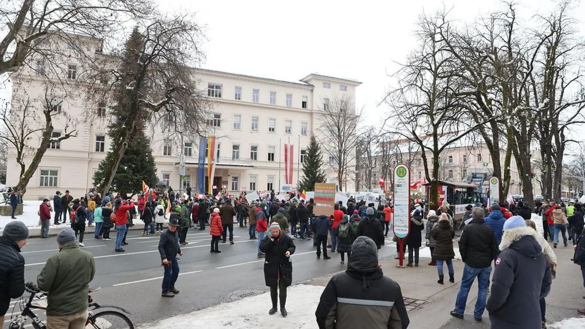 Corona Demo vor Landesregierung