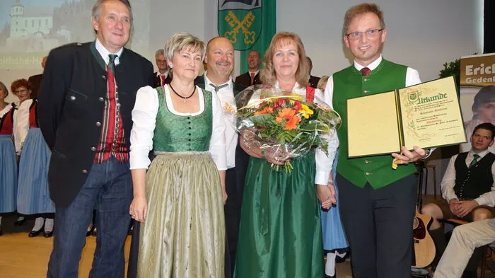 Die Überraschung kam zum Schluss: Gottfried Hubmann, gemeinsam mit seiner Frau Gabi Organisator der Harmonika-WM und der Staatsmeisterschaften, bekam den Ehrenring der Marktgemeinde St. Peter-Freienstein überreicht.