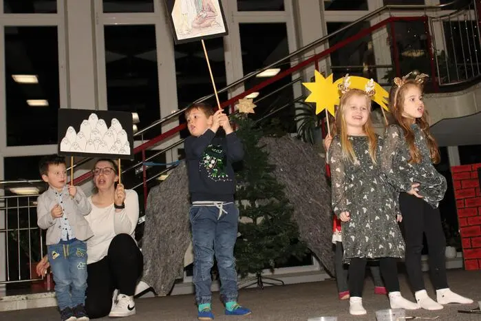 Ein großes Danke kam von den Eltern an Renate Holweg für ihre professionelle Arbeit und Geduld mit den Kindern und der stimmungsvollen Stunde in der Mittelschule Krottendorf-Gaisfeld. 
