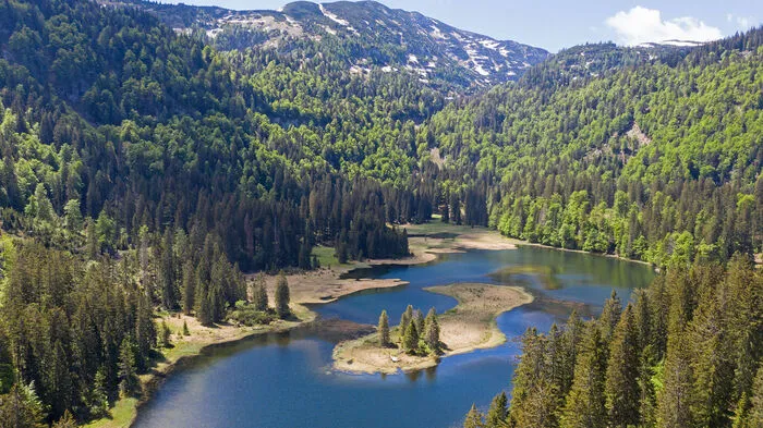 Der Obersee wird von dichtem Bergwald eingerahmt. Nur an wenigen Stellen gelangt man zum Wasser
