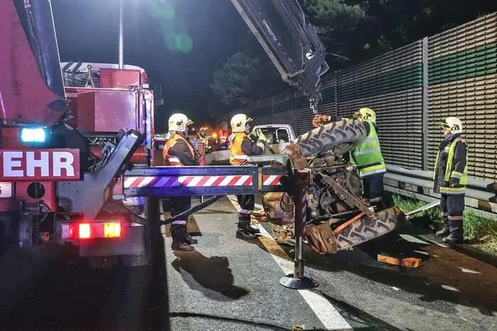 Durch den Aufprall geriet der Anhänger ins Schleudern und der Traktor landete kopfüber auf der Autobahn.