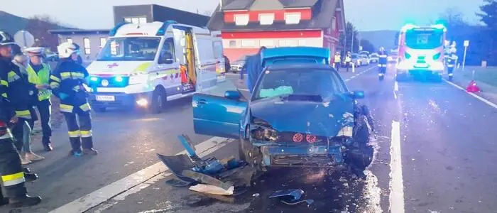 Die Frau übersah beim Einbiegen den herannahenden Pkw und kollidierte mit dem Fahrzeug