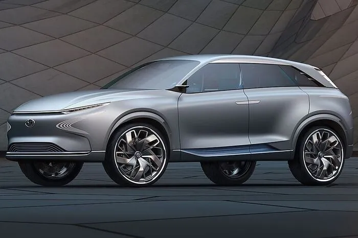 Eine Vorschau auf ein für 2018 anvisiertes Serienmodell gewährt Hyundai mit dem FE-Brennstoffzellenkonzept. Das futuristisch gezeichnete Konzeptfahrzeug verfügt, wie der Name schon verrät, über Wasserstoffantrieb, wie es zuletzt der ix35 Fuel Cell von 2013 hatte.