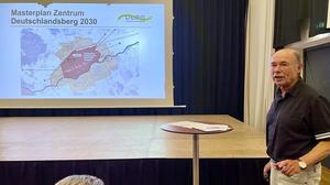 Der Deutschlandsberger Vizebürgermeister Anton Fabian präsentiert bei der Bürgerversammlung den Masterplan