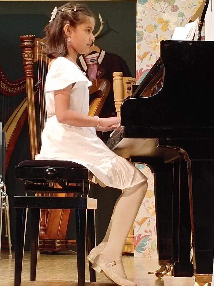 Die Klavierschülerin Sina Lawrence zeigt beim Schülerkonzert ihr Können
