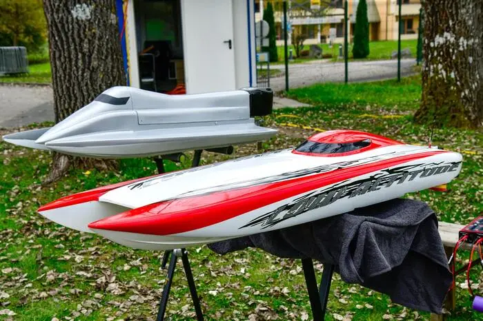 Der Modellbau dieser sehr schnellen, elektrisch angetriebenen Boote ist ein besonderes und herausforderndes Hobby. 