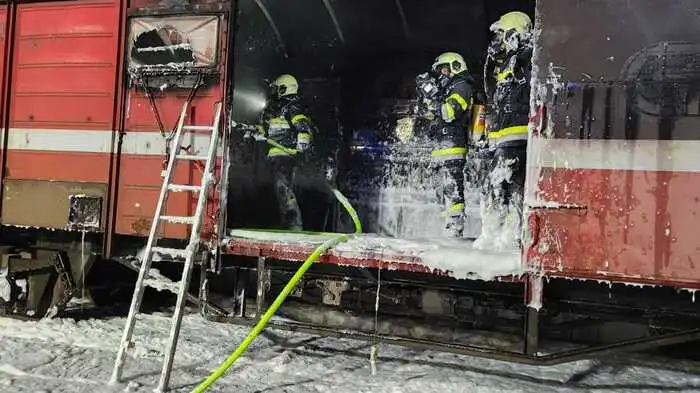 Vier Feuerwehren mit 65 Einsatzkräften mussten am Sonntagabend zu einem Brand eines Schienenfahrzeugs am Bahnhof Köflach ausrücken. Ein Waggon stand in Vollbrand.