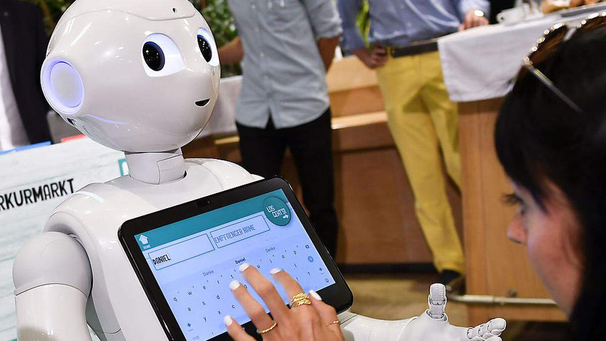 Der Roboter Pepper informiert über Angebote