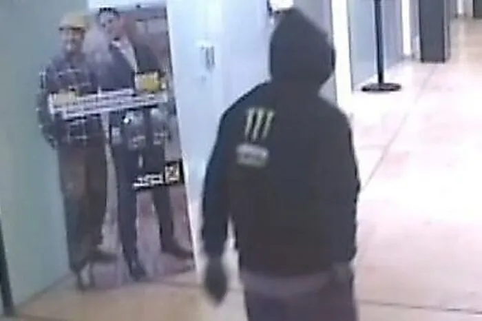 Gleisdorfer Bankräuber war doch kein Hinkebein. Noch keine heiße Spur nach dem Faschingsdienstags-Banküberfall. Die Polizei wendet sich mit einer neuen Personsbeschreibung und zwei Fragen an die Öffentlichkeit.