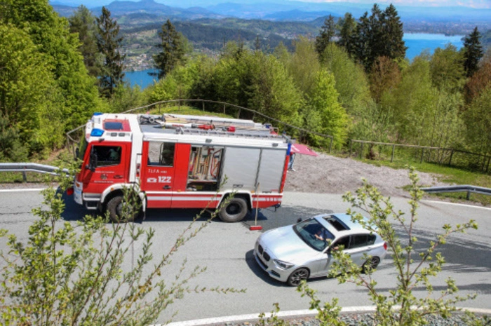 Ein Fahrzeug hatte zu brennen begonnen und musste gelöscht werden.