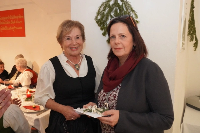Für den Ausbau der Aromatherapie im Altenwohnheim Gmünd wird Manuela Gigler die Spende der Goldhaubenfrauen verwenden.
