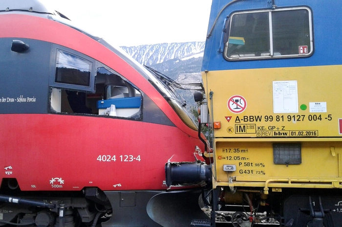 Ein Arbeitszug einer privaten Firma ist Dienstagnachmittag in einem Baustellenbereich gegen einen Personenzug gekracht.