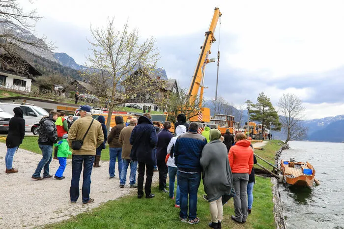 Neben dem Musikpavillons warteten ein Autokran und zahlreiche Interessierte auf die Ankunft des Sondertransportes.