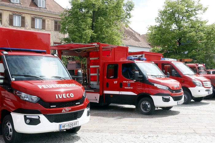 ...und umliegender Wehren am Fürstenfelder Hauptplatz.