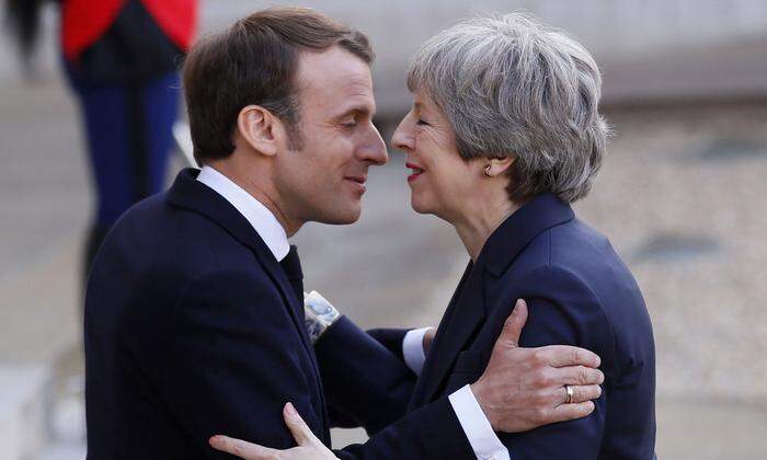 Sehr herzlicher Empfang: Macron und May