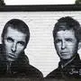 Liam Gallagher (li) und Noel Gallagher (re) werden wieder gemeinsam auftreten