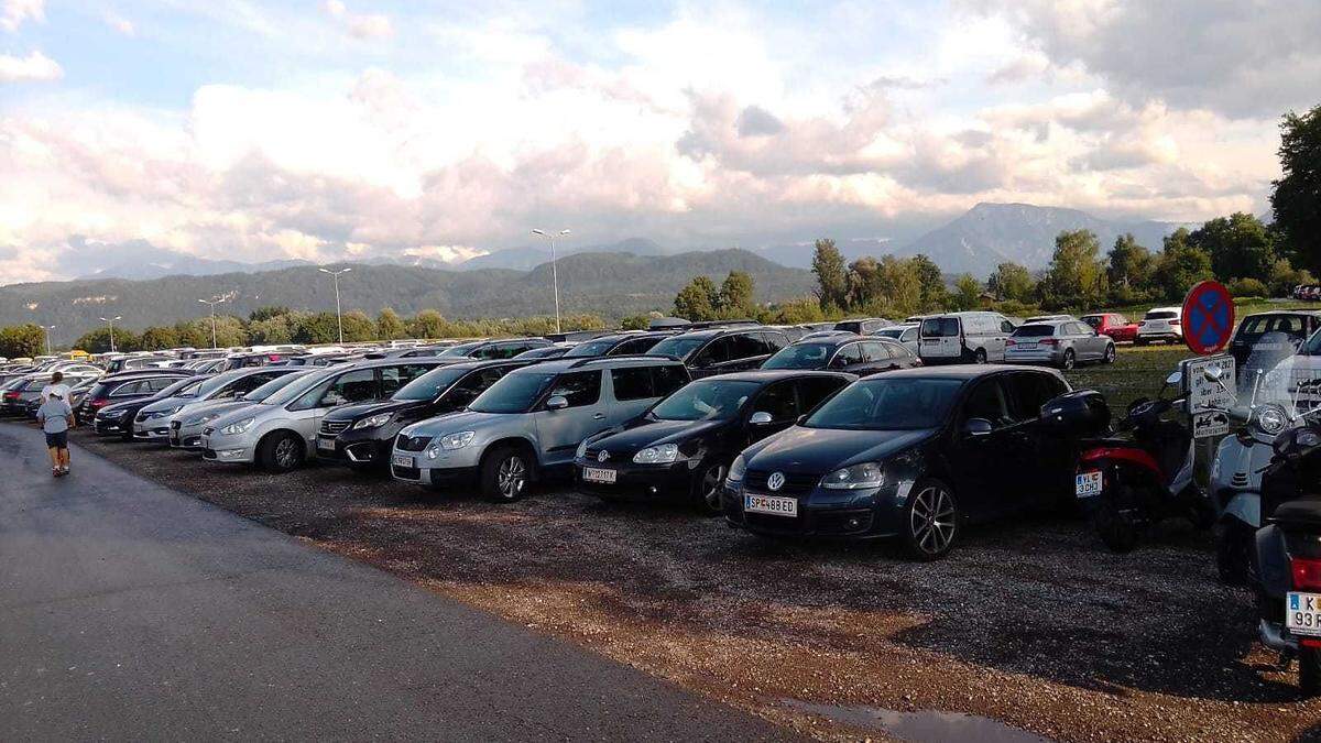 10.500 Autos belagerten die Parkplätze am Wörthersee Stadion und in der Umgebung