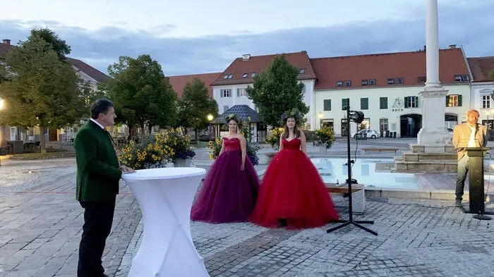Der Fürstenfelder Bürgermeister Franz Jost eröffnete Dienstagabend den neu gestalteten Marienbrunnen auf dem Hauptplatz.
