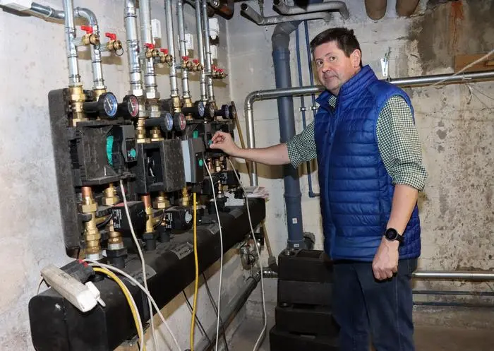 WG: 15 Fotos von der Baustelle im Alpengasthof Isopp auf derFlattnitz




______________________________

[cid:image001.jpg@01D8176B.4CD13C30]

Felizitas Steiner, BA
Redakteurin Regionalbüro St. Veit/Feldkirchen
felizitas.steiner@kleinezeitung.at
Tel.  +43 4212 30883 28
M.    +43 660 6629560
www.kleinezeitung.at<http://www.kleinezeitung.at>
Kleine Zeitung GmbH & Co KG
9300 St.Veit/Glan, Unterer Platz 16
Impressum & Information<http://www.kleinezeitung.at/service/unternehmen/impressum/index.do>

[cid:image005.png@01D8176B.4CD13C30] Unsere Facebook Seite für Steiermark und Kärnten!<http://www.facebook.com/kleinezeitung>
[cid:image006.png@01D8176B.4CD13C30] Unsere Twitter Seite für Steiermark und Kärnten!<http://www.twitter.com/kleinezeitung>

Diese Nachricht kann vertrauliche Informationen enthalten und ist nur für die namentlich bezeichneten Empfänger bestimmt.
Falls Sie nicht namentlich als Empfänger dieser Mitteilung angeführt sind, ersuchen wir Sie dringend, diese Mitteilung nicht weiterzuverbreiten oder zu kopieren!
Bitte informieren Sie uns umgehend per E-Mail, falls Sie diese Mitteilung fälschlicherweise erhalten haben und löschen Sie dieses E-Mail jedenfalls endgültig aus Ihrem System.
This message may contain confidential information and is intended only for the individual named. If you are not the named addressee you should not disseminate, distribute or copy
this e-mail. Please notify the sender immediately by e-mail if you have received this e-mail-message by mistake and delete this e-mail-message from your system.

Von: Manfred Schusser <manfred.schusser@simply-guitar.at>
Gesendet: Dienstag, 1. Februar 2022 12:12
An: Felizitas Steiner <felizitas.steiner@kleinezeitung.at>
Cc: KLZ St-Veit <st.veit@kleinezeitung.at>; KLZ St-Veit <st.veit@kleinezeitung.at>
Betreff: 15 Fotos von der Baustelle im Alpengasthof Isopp auf der Flattnitz
Priorität: Hoch

Liebe Felizitas Steiner!

Beiliegend übersende ich Euch die Fotos von der Baustelle im Alpengasthof Isopp auf der Flattnitz.