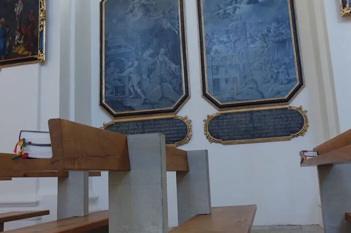 Auch die Kirchenbänke sind neu: Gefertigt wurden diese aus Holz und Beton.