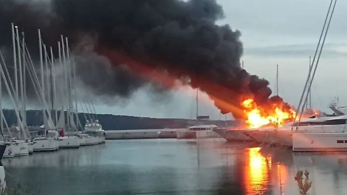 Der Brand war an einem Außensteg ausgebrochen 