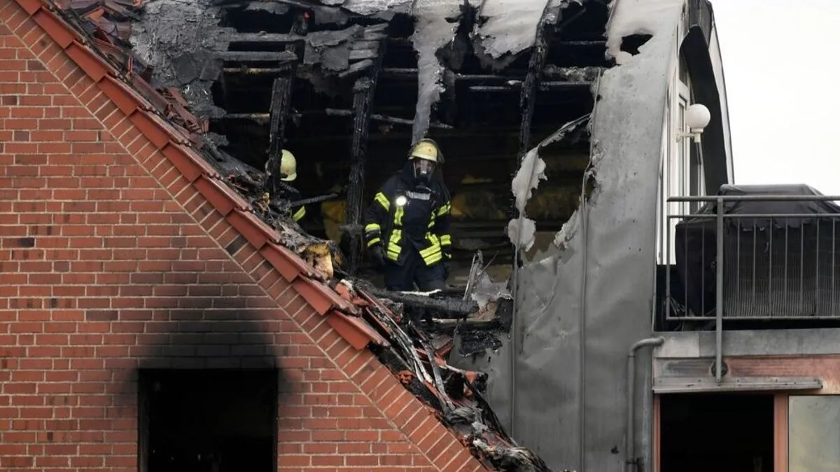 Ultraleichtflugzeug stürzte auf Dacheschoßwohnung