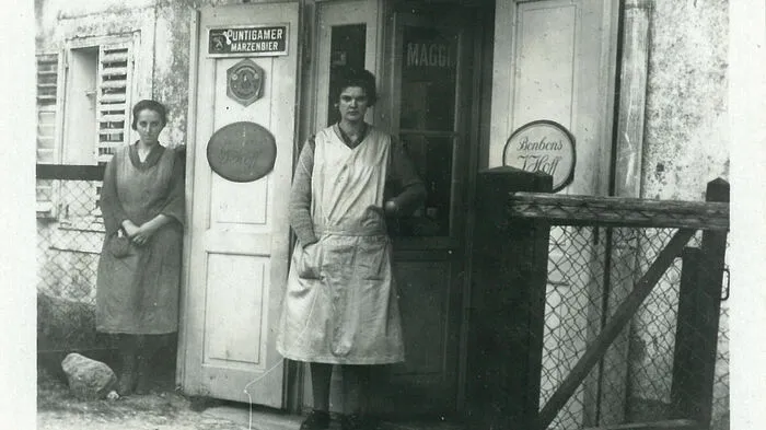 Auguste Bleykolm vor dem 1922 eröffneten Delikatessengeschäft in der ehemaligen Steinbruchgasse.
