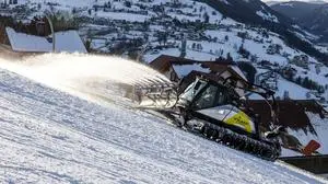 20.01.2025, Schladming, Steiermark, Österreich (Austria): Vorbereitungen für das Nightrace 2025, Riesenslalom und Slalom, auf der Planai - im Bild ein Pistengerät mit einem sogenannten Hirschgeweih, das ist ein Wasserwerfer, der vorne auf einem Pistengerät angebracht wird und aus acht Düsen Wasser zur Vereisung auf die Piste spritzt. Das Bild wurde im oberen Teil der Riesenslalom-Strecke aufgenommen. 
Fotocredit: Martin Huber