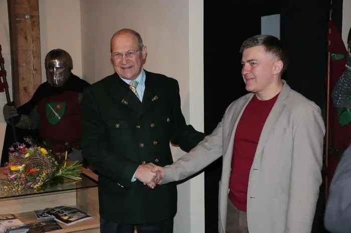 Hausherr Andreas Bardeau, gab gemeinsam mit dem Erbauer der Exponate, Taras Pazyak, erste Einblicke.