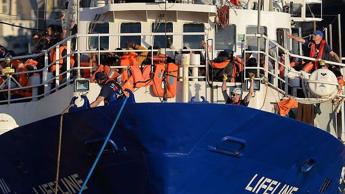 Kapitän des Flüchtlings-Rettungsschiffs &quot;Lifeline&quot; erneut verhört 
