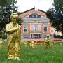 Das Festspielhaus in Bayreuth mit goldenen Wagner-Figuren