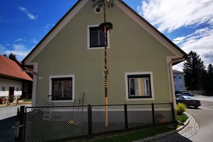 Um mit der Tradition in Preding nicht zu brechen, haben sich der Kommandant der FF Preding Fritz Sundl und sein Sohn Martin entschlossen einen Maibaum zu stellen. So haben die beiden einen Baum im eigenen Garten am Marktplatz aufgestellt!