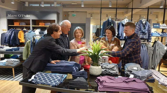 Zahlreiche Besucherinnen und Besucher kamen am Donnerstag zur Eröffnungsfeier des Modehaus Roth in Leibnitz.