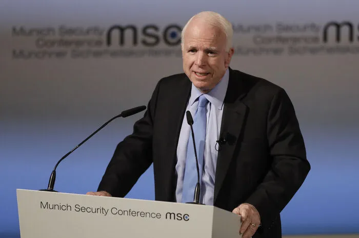 US-Senator John McCain, wortgewaltiger Kritiker Donald Trumps erklärte bei der Konferenz: "Ja, es sind gefährliche Zeiten, aber sie dürfen Amerika nicht abschreiben - und wir sollten einander nicht abschreiben." 