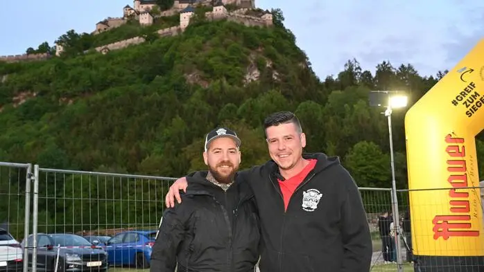 Obmann und Organisator Christoph Kernitzer betonte die Bedeutung eines starken Teams: „Ohne unsere Mitglieder, Helfer und deren Familien wäre eine Veranstaltung in dieser Größenordnung nicht möglich.“ Insgesamt engagierten sich heuer rund 30 Mitglieder und Helfer für das Gelingen des Festes. Besonders bedankte sich Kernitzer zudem für die gute Zusammenarbeit mit der Fleischerei Pfandl (Im Bild v.l. Christoph Kernitzer und Christian Bierbaumer).