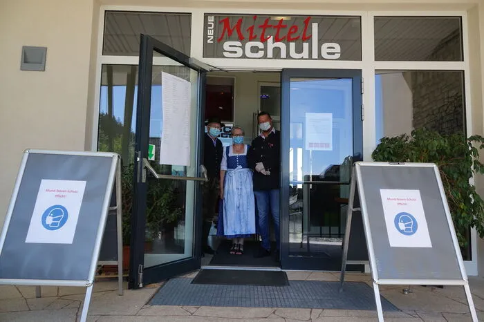 Bürgermeister Gerhard Schütter (ÖVP) gab seine Stimme in der Neuen Mittelschule in Haus im Ennstal ab.
