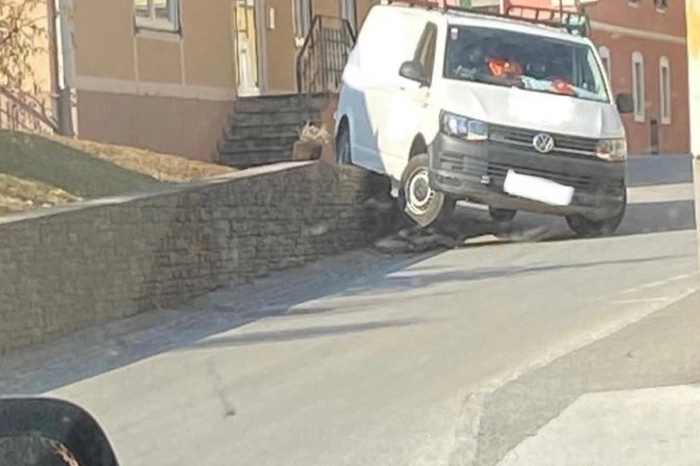 Klicken Sie sich durch die weiteren Fotos, die einen kleinen Auszug aus dem Angebot der Seite "König des Einparkens" auf Instagram zeigen.