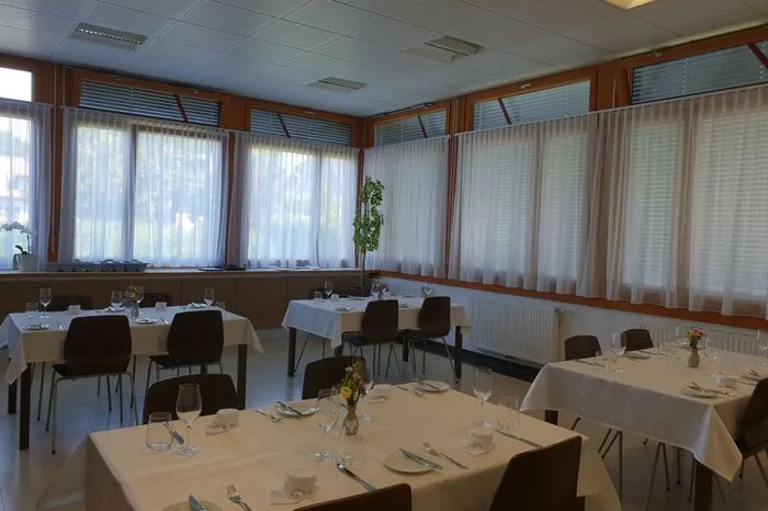 Im "Restaurant" der Hlw werden die Gäste von fein gedeckten Tischen empfangen