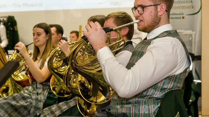 Zu seinem traditionellen Stefanikonzert lud der Musikverein St. Lorenzen/Feistritz. Unter der Leitung von Kapellmeister Hannes Moscher sorgten die Musikerinnen und Musiker für einen schwungvollen Jahresausklang.