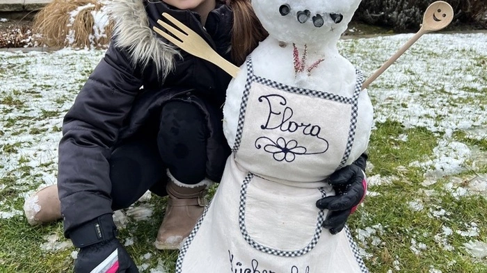 Flora (8) zeigt, dass man auch mit wenig Schnee kreativ sein kann