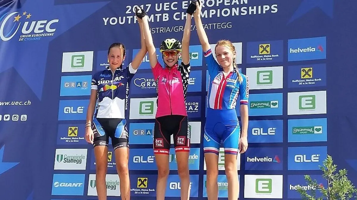 Katharina Sadnik strahlt in der Mitte