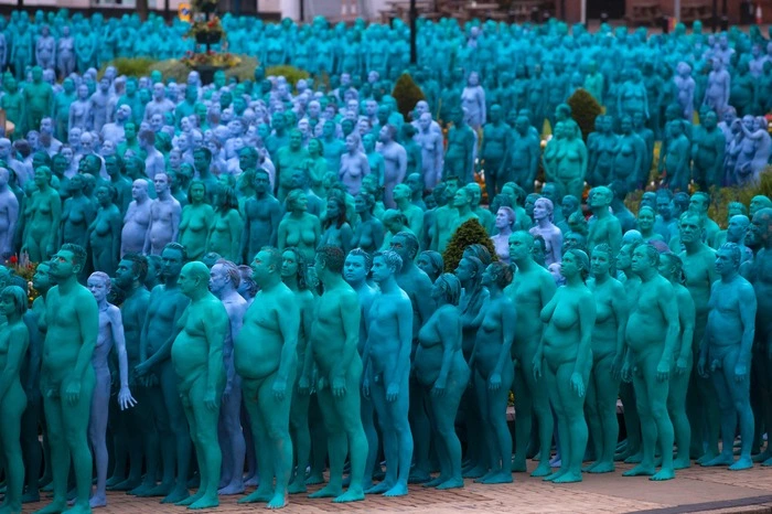 Rund 3200 Menschen haben sich mit blauer oder grüner Farbe bemalen lassen...