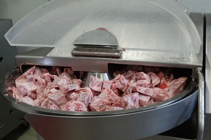 Das Fleisch ist halb angetaut, bevor es faschiert wird.