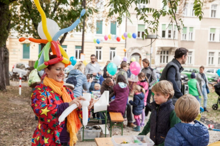 Auf dem Hasnerplatz wurde ein "Bücherdschungel" errichtet, dort konnten sich. . .