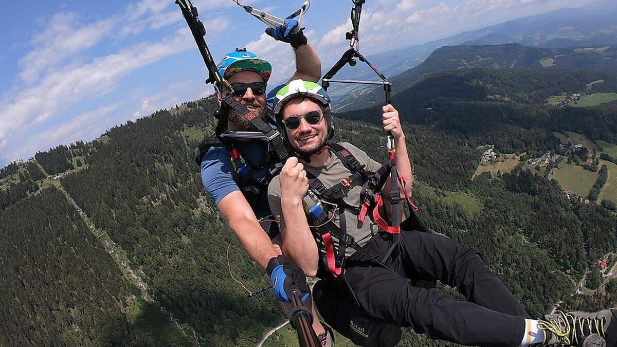 Eine Reise hoch über der Steiermark: Der Schöckl im Hintergrund von Fluglehrer Andi und Redakteur Michael Kloiber wird immer kleiner 