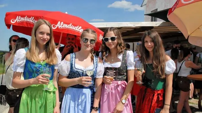 Beim 19. Prebensdorfberger Kellerstraßenfest in der Gemeinde Ilztal boten die Weinbauern Weinbau Felber, Weinhof Sax, Weinhof Leitner, Ilztaler Landfrauen, Buschenschank Schenk Wolfi, Weinbau Strempfl, Weinbau Seidl und der Hobby-Weinbau Maier erlesene Weine, Säfte und Jause an.
