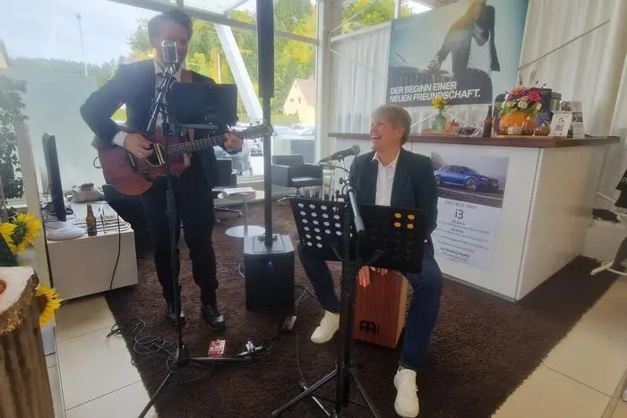 Bei Weißwurst, Sturm und vielen weiteren kulinarischen Genüssen sowie Musik von „The Easy Way“ (Roman Baier und Sabine Propst) wurden die Besucher und Besucherinnen bestens unterhalten.