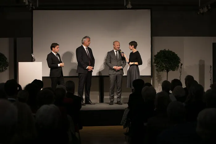 Moderatorin und "Furche"-Chefredakteurin Doris Helmberger-Fleckl befragt die Preisstiftenden (von links): "Presse"-Chefredakteur Rainer Nowak, "Kleine Zeitung"-Chefredakteur Hubert Patterer und Styria-Vorstandsvorsitzenden Markus Mair zum neuen Preis ...