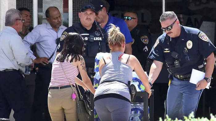Tausende Menschen waren am Samstag zum Einkaufen in dem Walmart-Supermarkt neben einem großen Einkaufszentrum in El Paso - die meisten wollten für den bevorstehenden Schulanfang einkaufen.