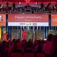 Volles Haus beim FrauenWirtschaftsForum 2026 im Casino Velden: Die Unternehmerin Tijen Onaran hielt die Keynote